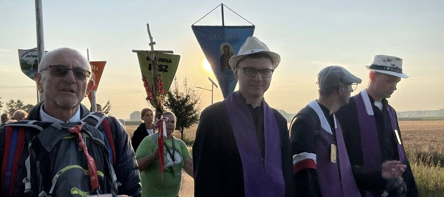Pątnicy wyruszają jeszcze przed świtem.