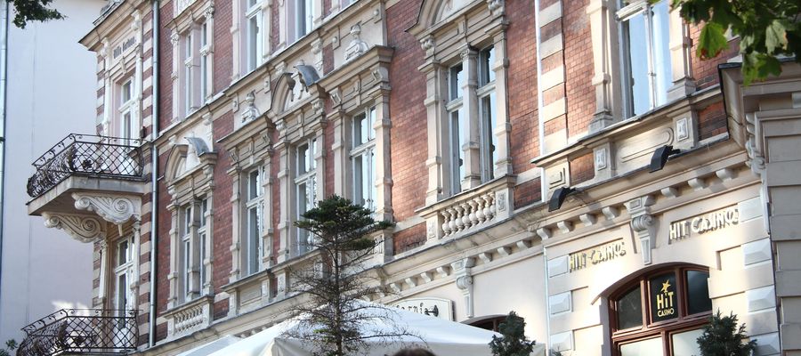 Obecnie kasyno znajduje się w kamienicy przy ul. Dąbrowszczaków 10