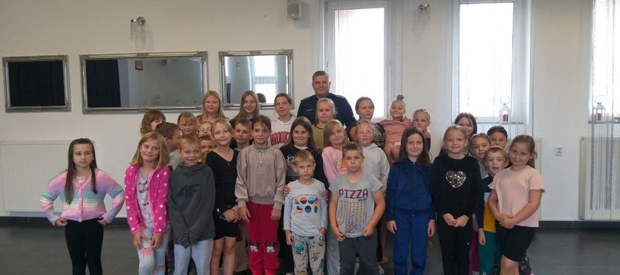 Dzielnicowy z wakacyjną wizytą u dzieci z Janowa 