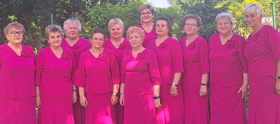 Kurzętnickie Anibabki w komplecie wraz ze swoją opiekunką artystyczną i założycielką zespołu (w środku)