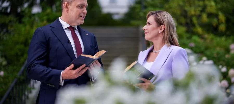 Prezydent Rzeczypospolitej Polskiej Karol Nawrocki wraz z Małżonką Martą Nawrocką zapraszają do udziału w Narodowym Czytaniu poezji Jana Kochanowskiego.