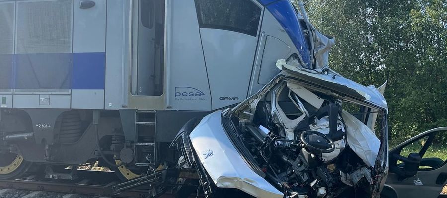 Auto osobowe zderzyło się z pociągiem relacji Szczecin-Białystok [AKTUALIZACJA]