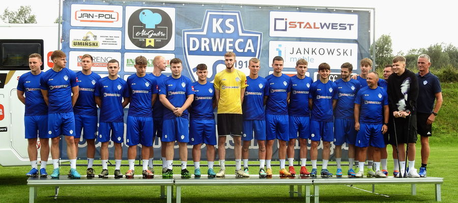 Drużyna seniorska KS Drwęca podczas prezentacji Superscore IV Liga Tour