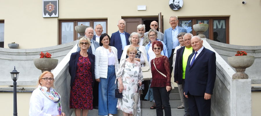 Grupa absolwentów 1968 przed Muzeum Działyńskich