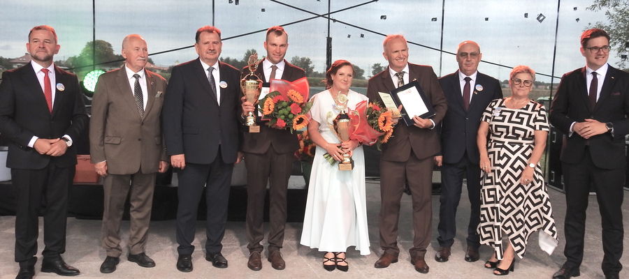 Oficjalni goście i nagrodzeni starostowie dożynkowi