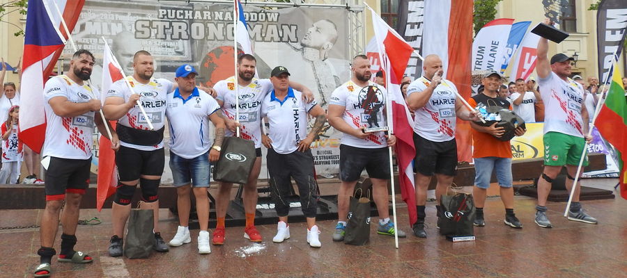 Międzynarodowi strongmani po dekoracji i wręczeniu nagród