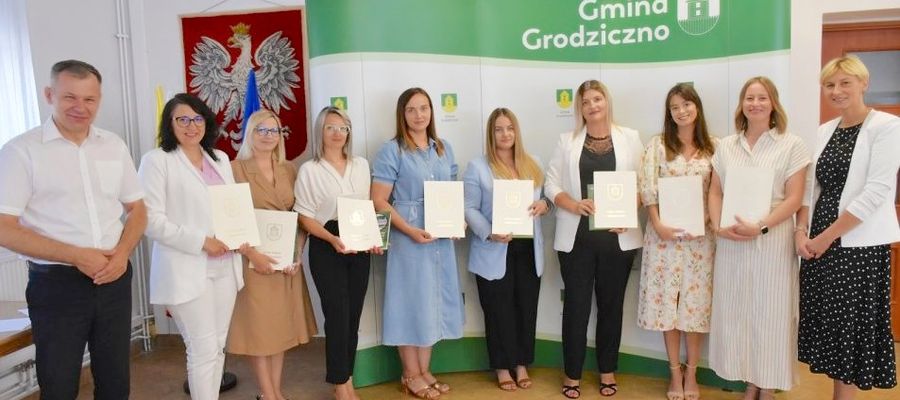 Mianowane nauczycielki z wójtem Tomaszem Szczepańskim