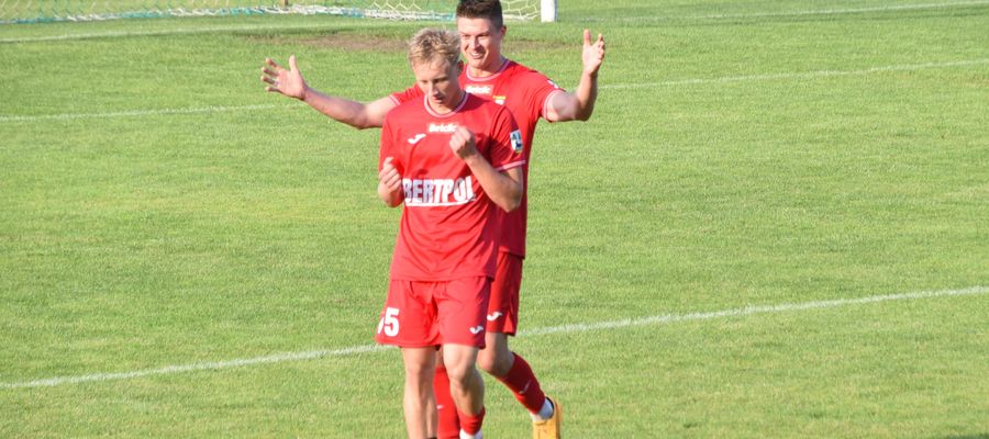 Kacper Taperek (od lewej) i Paweł Drażba zdobyli po golu w meczu Znicza z GKS Bełchatów, ale rywale odpowiadali z rzutów karnych i spotkanie zakończyło się remisem