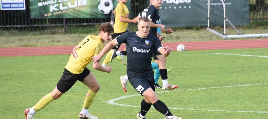 Mazur (czarne stroje) wyeliminował w rozgrywkach pucharowych wyżej notowaną Mrągowię