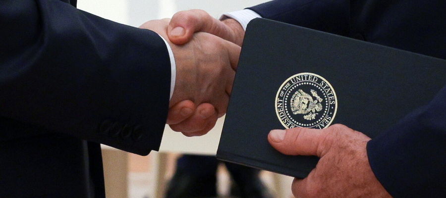 Prezydent Rosji Władimir Putin i specjalny wysłannik USA na Bliski Wschód Steve Witkoff podają sobie ręce przed spotkaniem na Kremlu w Moskwie, Rosja, 06 sierpnia 2025 roku.