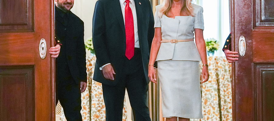 Szefowa Protokołu Białego Domu Monica Crowley eskortuje Prezydenta Stanów Zjednoczonych Donalda J. Trumpa i Prezydenta Ukrainy Wołodymyra Zełenskiego z Sali Jadalnej do Krzyżowego Holu Białego Domu w Waszyngtonie.