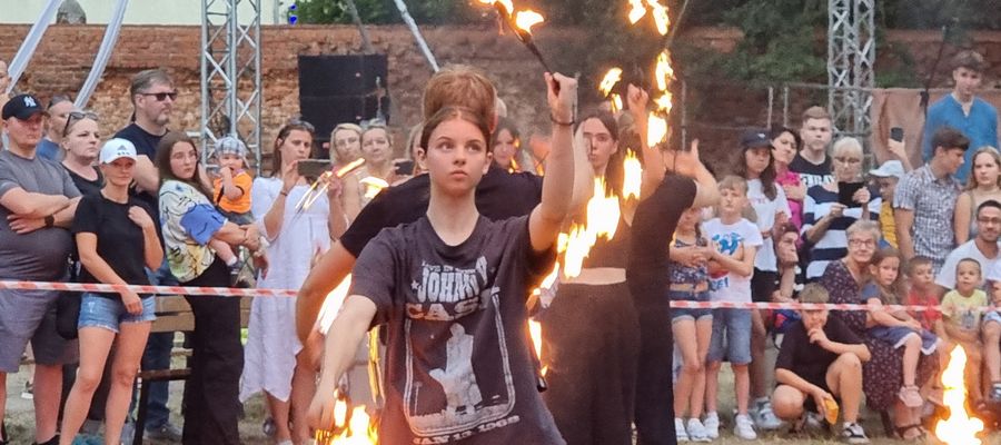 Archiwalne zdjęcie ze spektaklu powarsztatowego, który był pokłosiem obozu cyrkowego