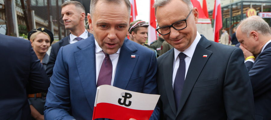 Obchody 81. rocznicy wybuchu Powstania Warszawskiego. Prezydent RP Andrzej Duda  oraz prezydent elekt, prezes Instytutu Pamięci Narodowej Karol Nawrocki na uroczystości upamiętnienia ofiar rzezi Woli.