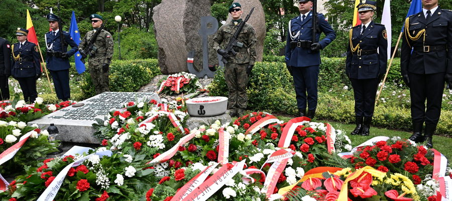  Obchody 81. rocznicy wybuchu Powstania Warszawskiego. Uroczystości pod pomnikiem "Mokotów Walczący 1944" w warszawskim parku im. gen. Gustawa Orlicz-Dreszera.