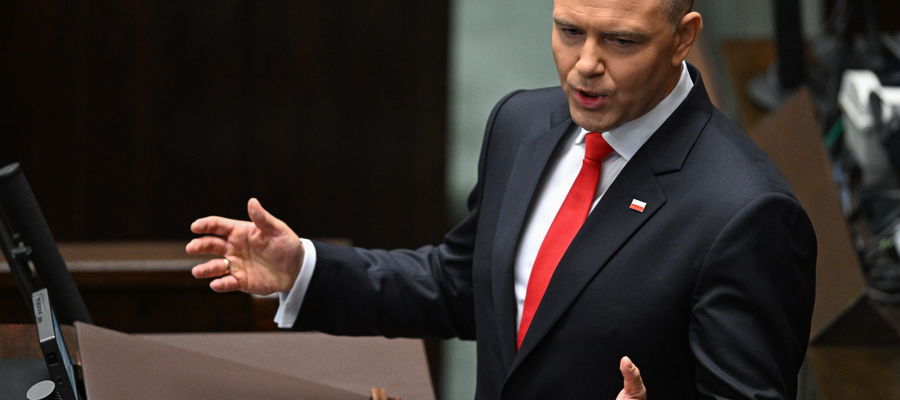 Karol Nawrocki podczas zaprzysiężenia.