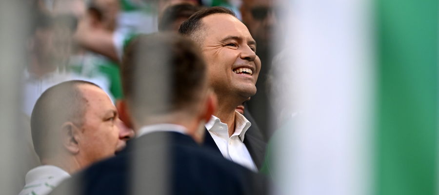 Prezydent RP Karol Nawrocki (C) na trybunie stadionu w Gdańsku podczas meczu 4. kolejki Ekstraklasy pomiędzy Lechią i Motorem Lublin.