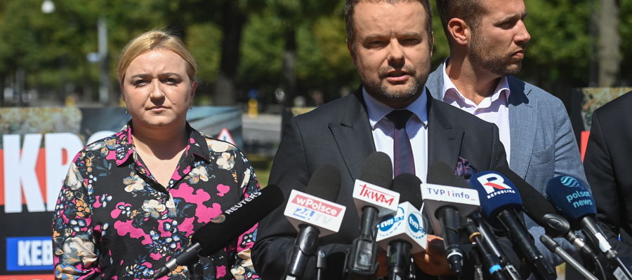 Warszawa, 12.08.2025. Posłowie PiS: Jan Kanthak (P), Olga Semeniuk (L) i Rafał Bochenek (C) podczas konferencji prasowej przed KPRM w Warszawie, 12 bm.  
