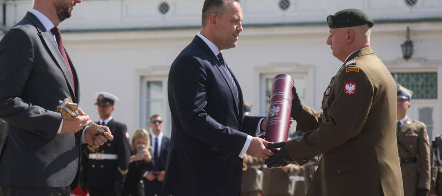Prezydent Karol Nawrocki wręczył w czwartek akty mianowań na stopnie generalskie ośmiu oficerom Wojska Polskiego.