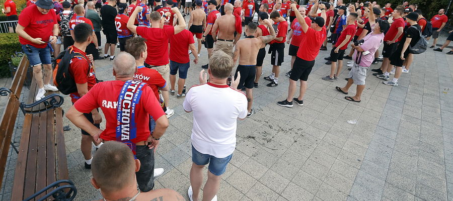 Kibice Rakowa w centrum węgierskiego Debreczyna przed meczem z Maccabi