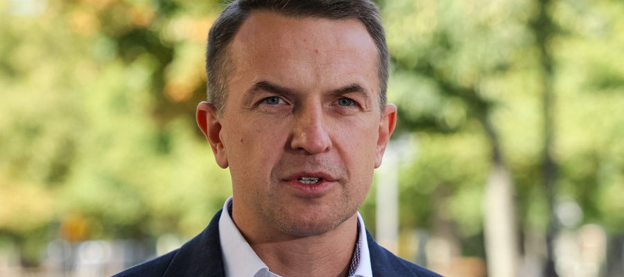 Rzecznik rządu Adam Szłapka podczas briefingu prasowego przed siedzibą KRPM w Warszawie.