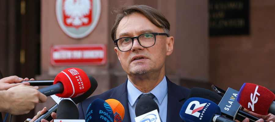 Rzecznik prasowy MSZ Paweł Wroński przemawia na briefingu prasowym przed siedzibą Ministerstwa Spraw Zagranicznych w Warszawie.