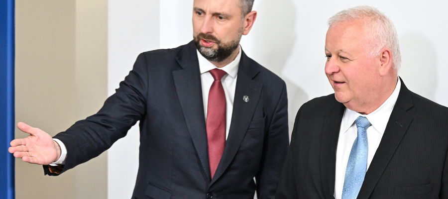 Wicepremier, minister obrony narodowej Władysław Kosiniak-Kamysz (L) i prezes wykonawczy Axiom Space Kam Ghaffarian (P) podczas konferencji prasowej po spotkaniu w siedzibie MON w Warszawie.