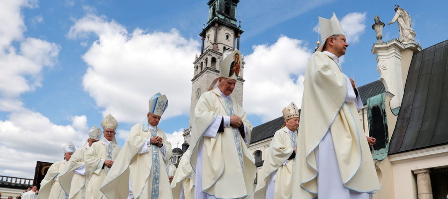 Biskupi zgromadzeni podczas mszy świętej sprawowanej w ramach uroczystości odpustowych Matki Bożej Częstochowskiej na Jasnej Górze.