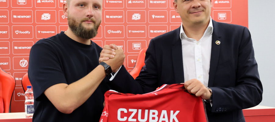 Nowy trener Widzewa Patryk Czubak (z lewej) i dyrektor sportowy klubu Mindaugas Nikolicius 

