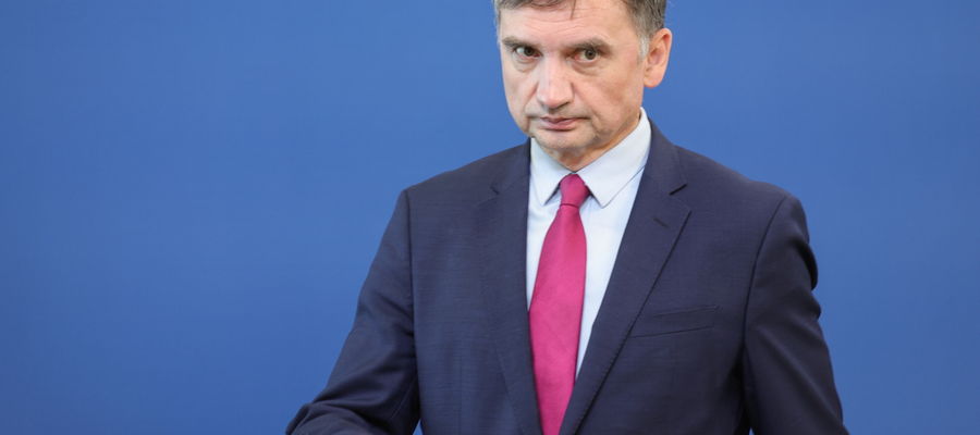 Poseł Prawa i Sprawiedliwości Zbigniew Ziobro podczas konferencji prasowej w Sejmie w Warszawie.
