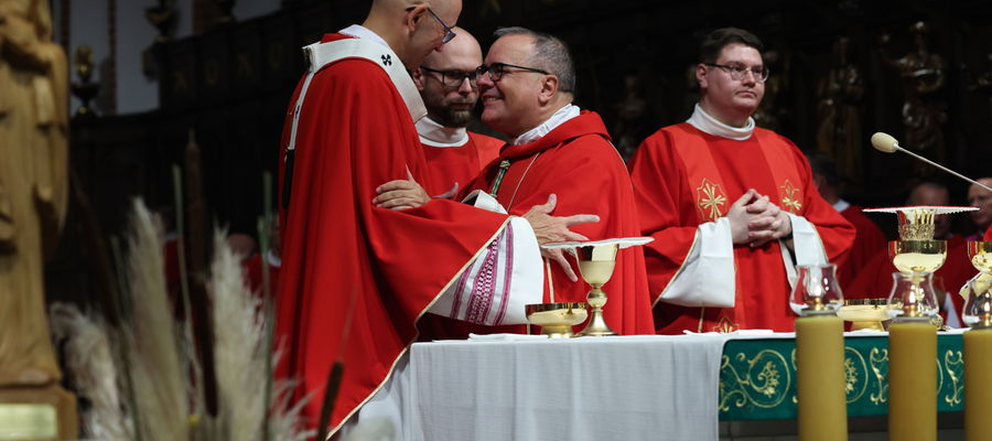Metropolita warszawski abp Adrian Galbas (L) i nuncjusz apostolski w Polsce abp Antonio Guido Filipazzi (C).