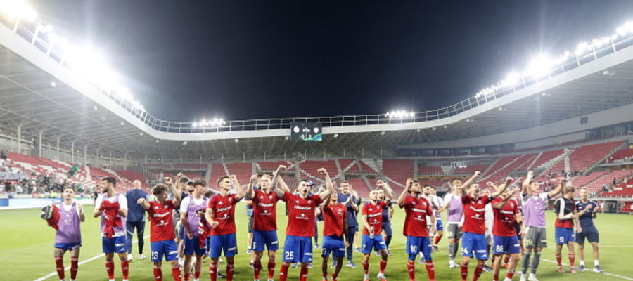 Piłkarze Rakowa Częstochowa cieszą się ze zwycięstwa i awansu po meczu 3. rundy eliminacyjnej piłkarskiej Ligi Konferencji z Maccabi Hajfa.