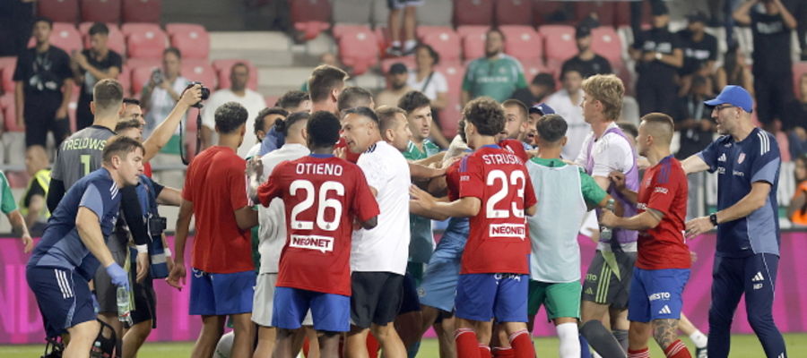 Debreczyn, Węgry, 14.08.2025. Piłkarze Rakowa Częstochowa i Maccabi Hajfa.