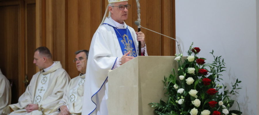 Biskup polowy Wojska Polskiego Wiesław Lechowicz przewodniczy mszy świętej w intencji Ojczyzny i polskich żołnierzy.
