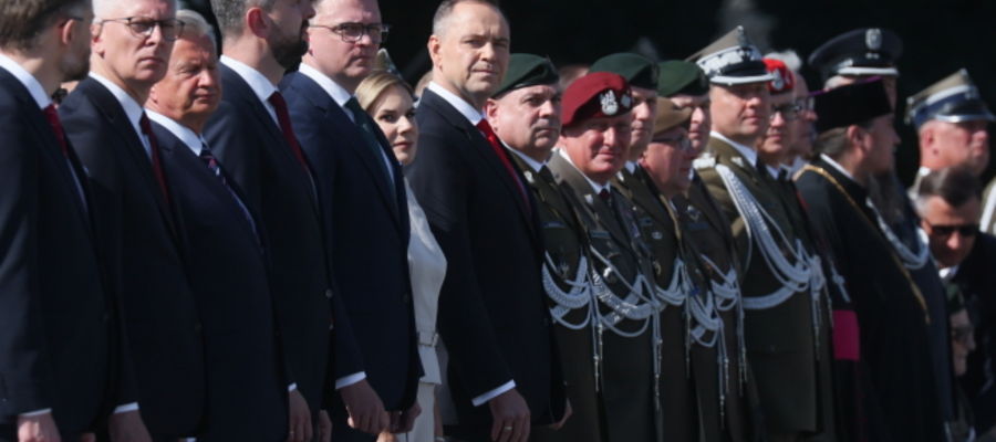 Uroczysta zmiana posterunku honorowego przed Grobem Nieznanego Żołnierza w Warszawie.