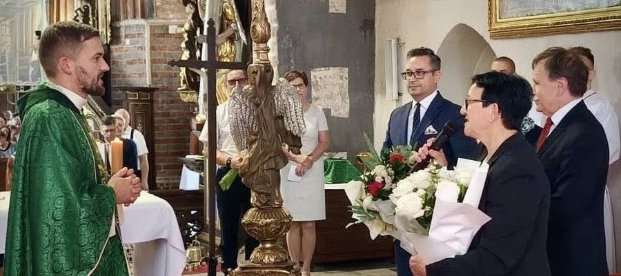 Moment składania życzeń i gratulacji nowemu proboszczowi