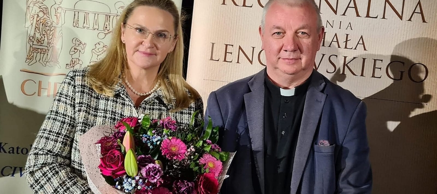 Zdzisława Kobylińska i ks. Krzysztof Bielawny