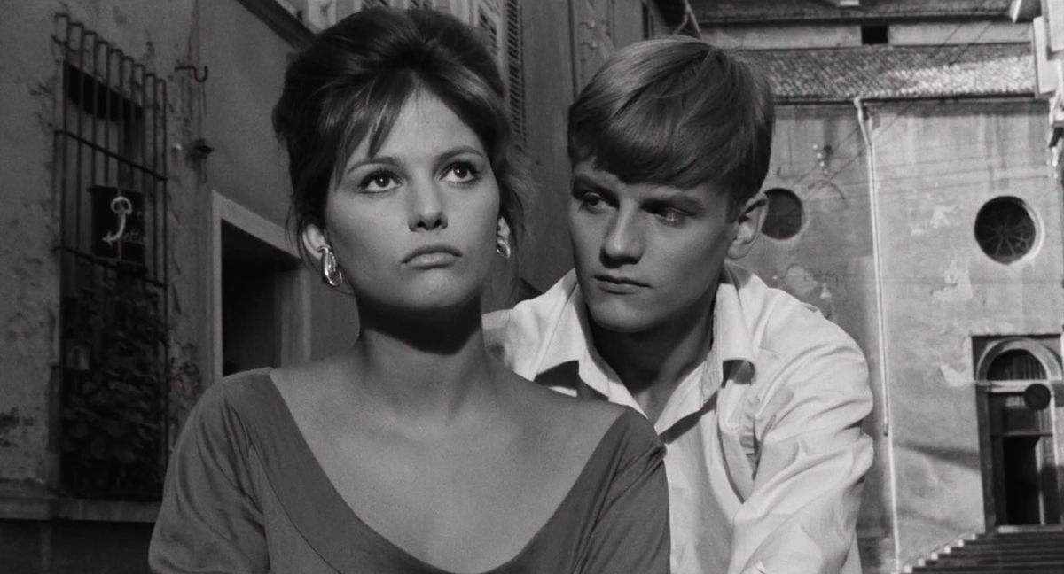 Claudia Cardinale i Jacques Perrin w filmie w filmie Valerio Zurliniego Dziewczyna z walizką (1961 r.)  Claudia Cardinale et Jacques Perrin dans une scène du film la Regazza con la valiglia (La Fille à la valise) réalisé par Valerio Zurlini en 1961.