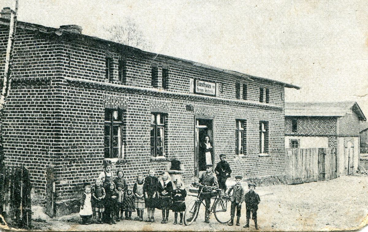 Gospoda w Chroślu, a pod budynkiem spora gromadka dzieci