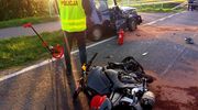 Poważny wypadek na drodze wojewódzkiej – motocyklista zderzył się z fiatem