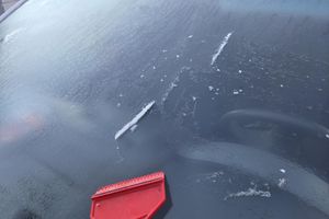 Złota jesień czy już zima? Kierowcy sięgają po skrobaczki