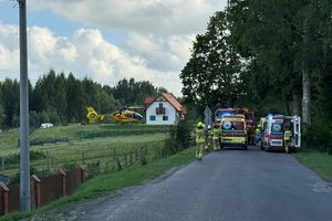 Audi uderzyło w drzewo. Interweniowały dwa śmigłowce LPR