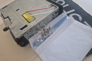 Uszkodzili samochody i ukradli radio