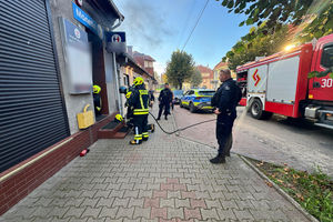 Pożar siedziby firmy w Olsztynku. Bohaterska postawa policjantów zapobiegła tragedii