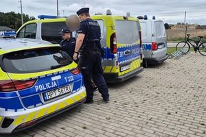 Wyzywał kobietę, szarpał ją, opluł oraz groził odebraniem dziecka.
