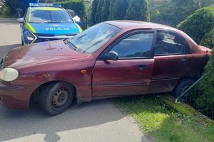 Pijany uciekał przed policją. Zatrzymał się na płocie