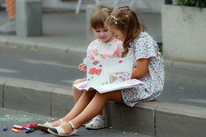 Kiedy dziecko może wracać samo ze szkoły? Prawo wyznacza granice, rodzice – ostrożność