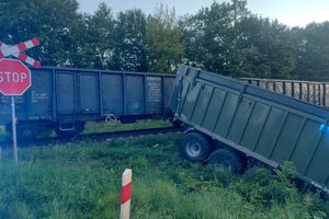 O włos od tragedii. Ciągnik wjechał wprost pod pociąg