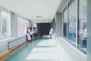 Szpitale toną w długach: opozycja bije na alarm
