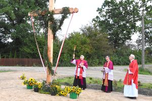 Historyczny dzień w Żytowie – mieszkańcy postawili nowy krzyż