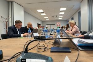 Starosta Paweł Przybyłek pozostaje na stanowisku. Radni nie odwołali go w tajnym głosowaniu